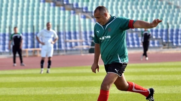Бойко Борисов играе футбол в Дианабад по време на заседанието на ЕП